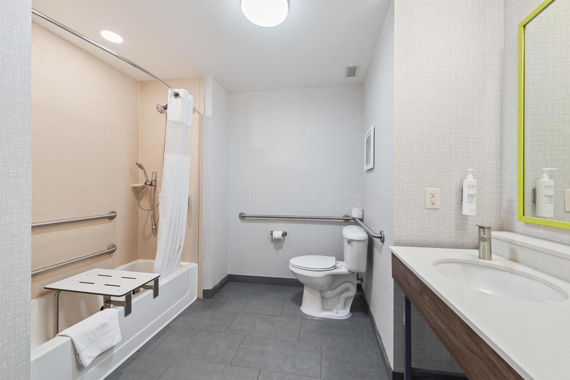 King Room with Accessible Tub - Mobility and Hearing Access/Non-Smoking