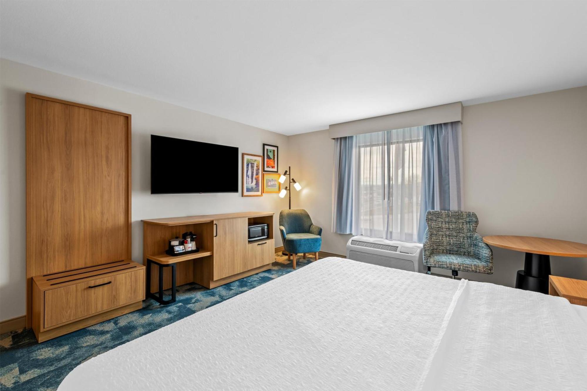 King Room with King Bed - Non-Smoking