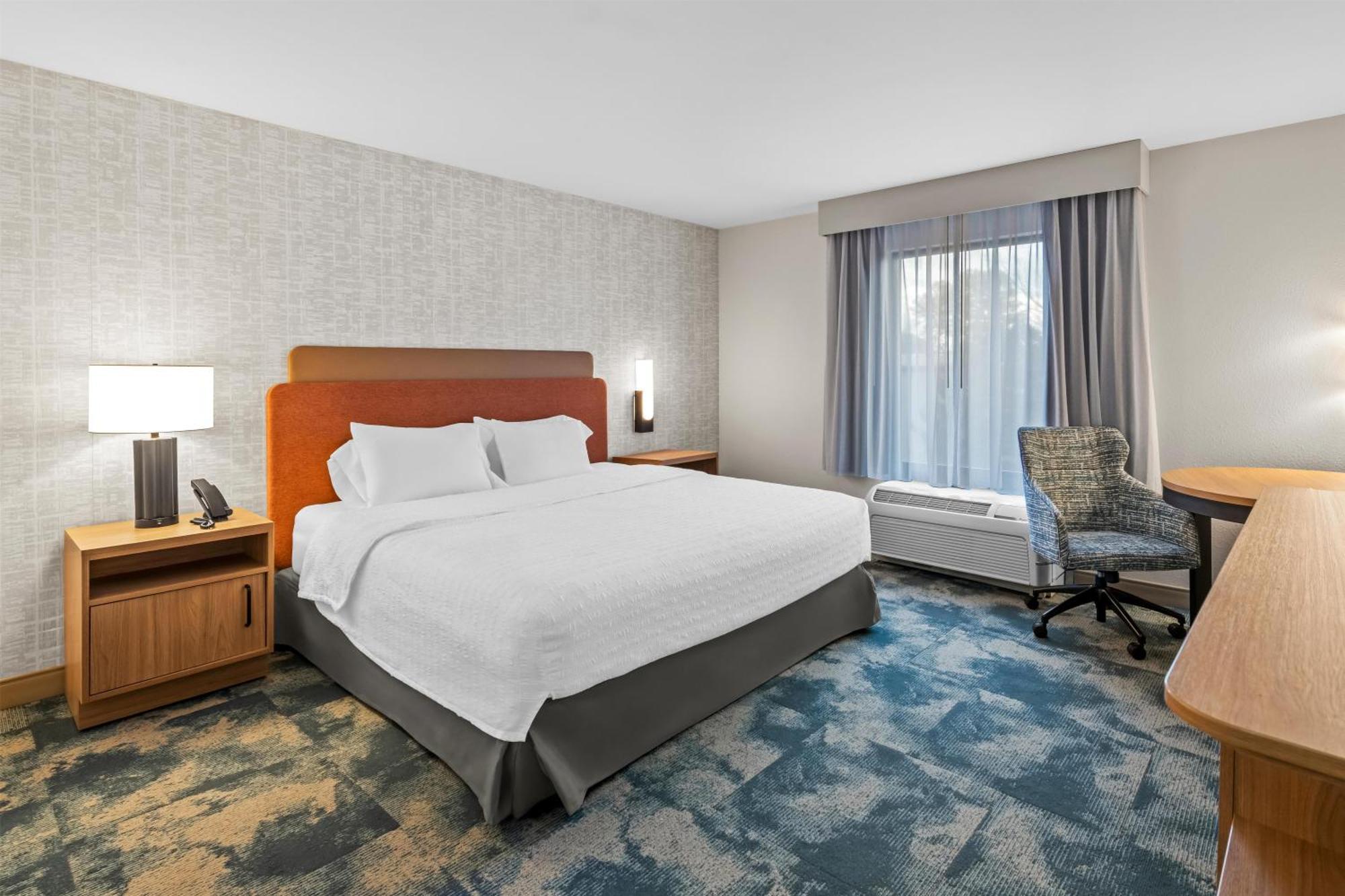 King Room with Shower - Mobility Access/Non-Smoking