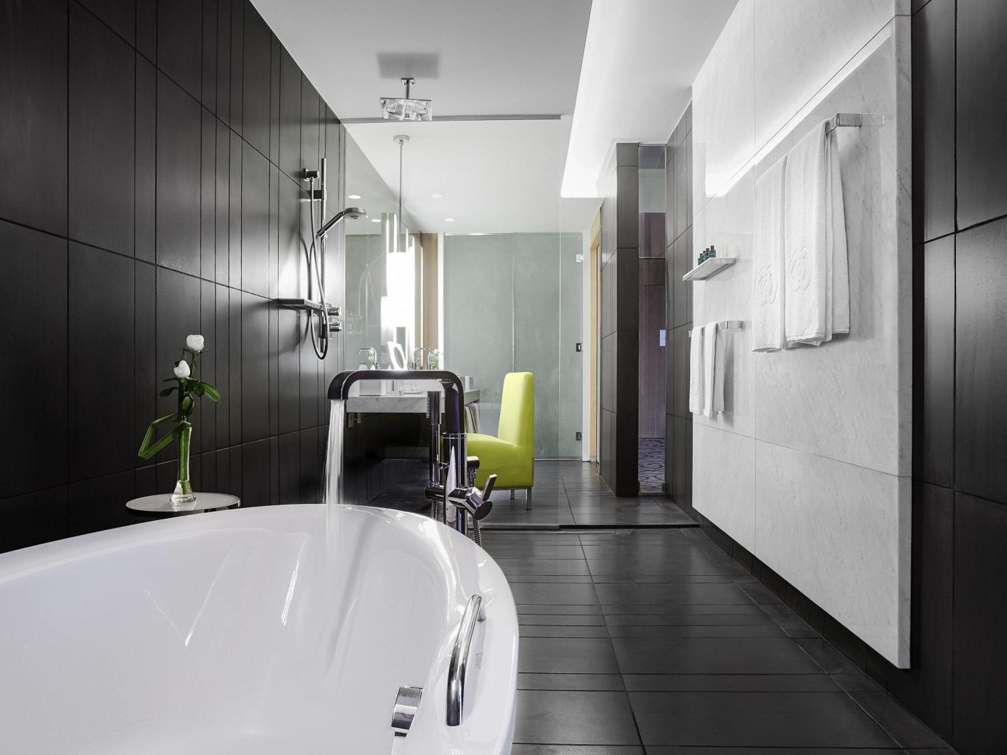 Junior Suite mit Kingsize-Bett und Blick auf den Burj Khalifa