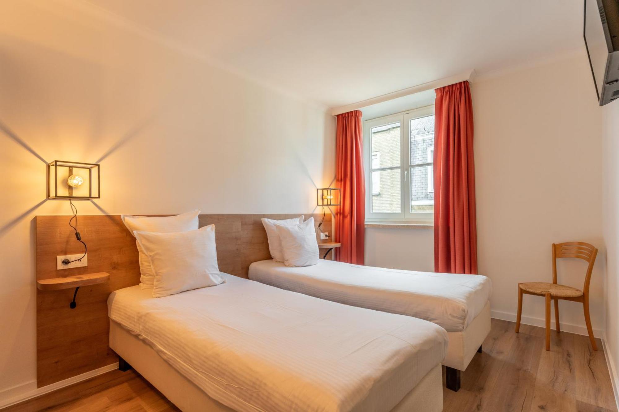Twin Room,1765572106:JPEG