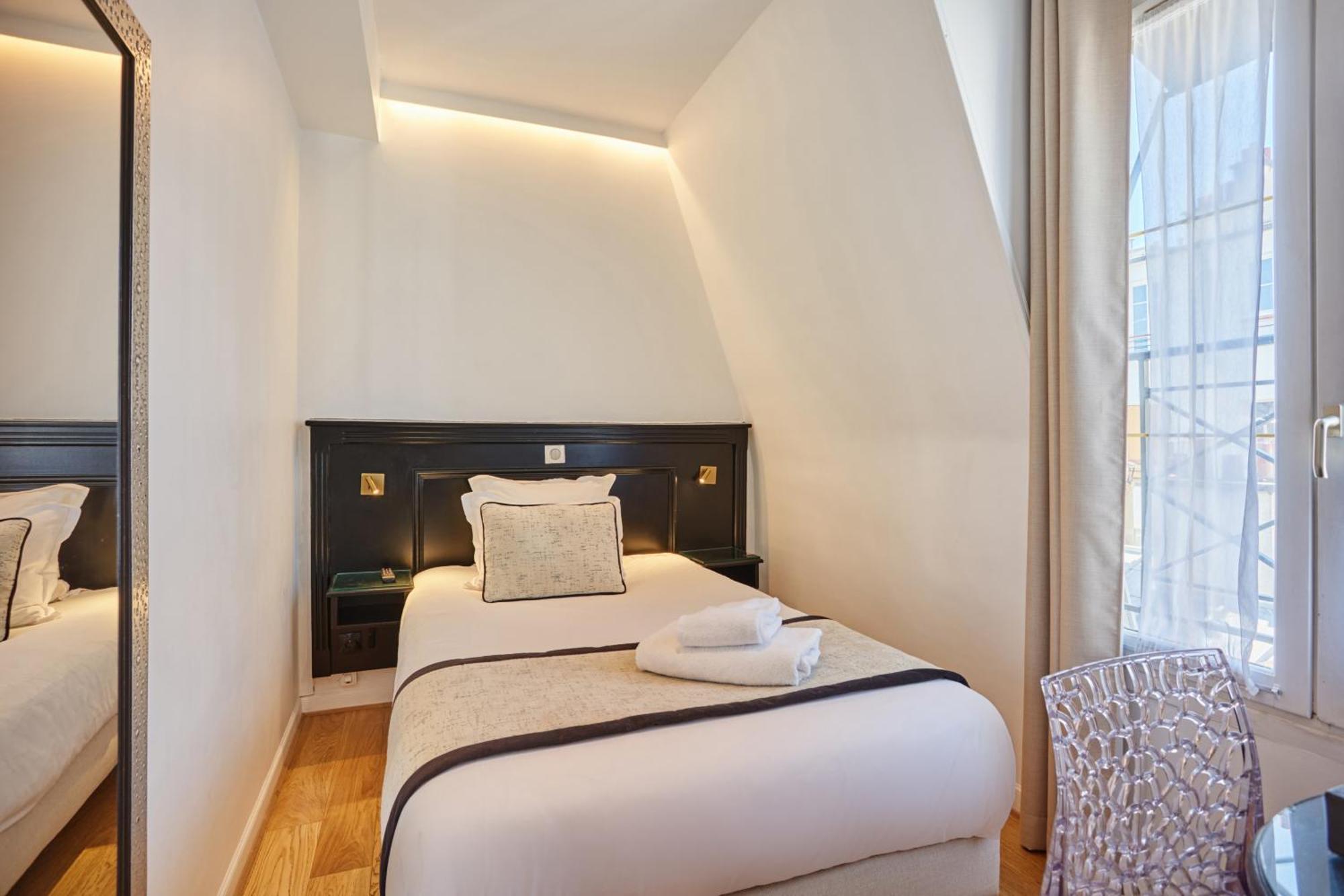Quarto Individual com Vista da Torre Eiffel.