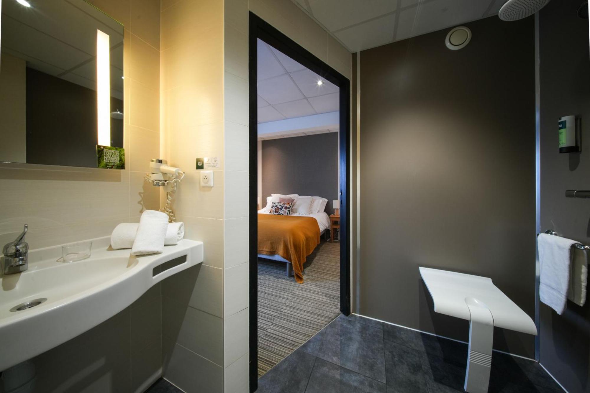 Chambre Double Supérieure - Accessible aux Personnes à Mobilité Réduite