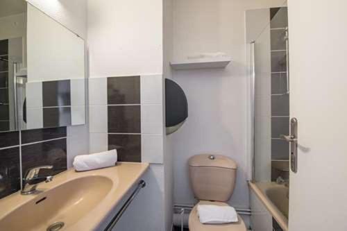 Twin Room,1765586577:JPEG