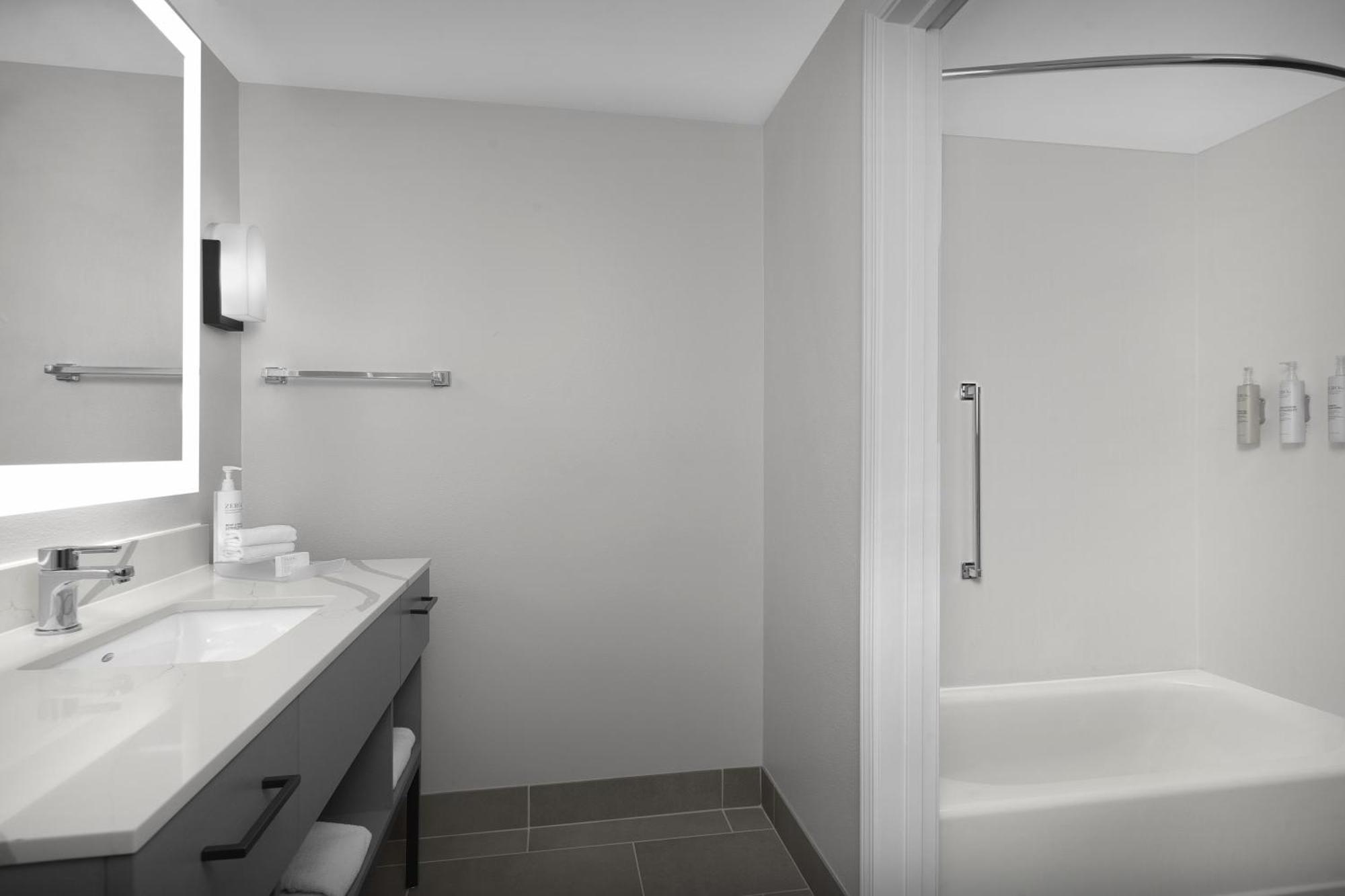 Two Bedroom Suite One King Two Queen Beds Non-Smoking,1765848261:JPEG