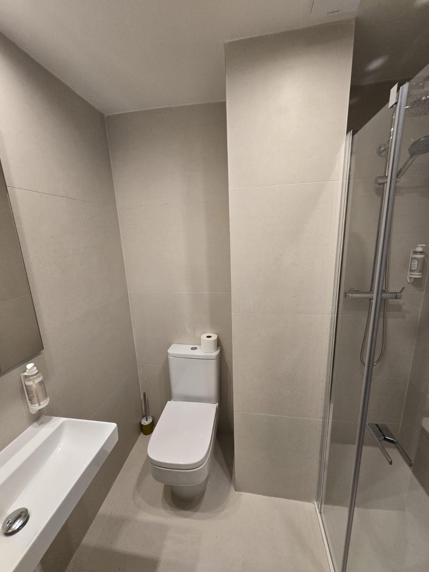 Chambre Double avec Lit d'Appoint et Salle de Bains Privative