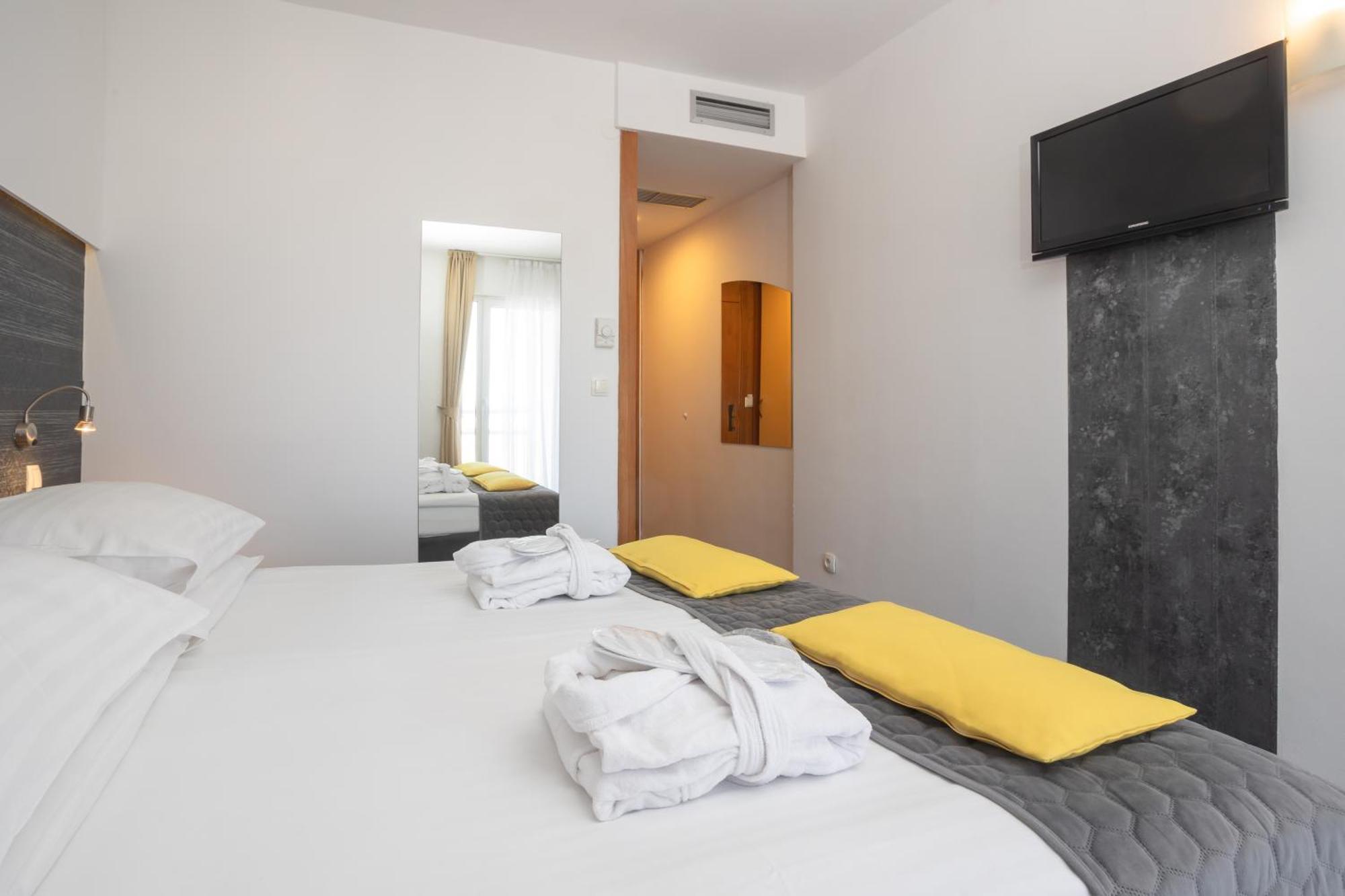 Classic Twin Room with Balcony - Sea Side