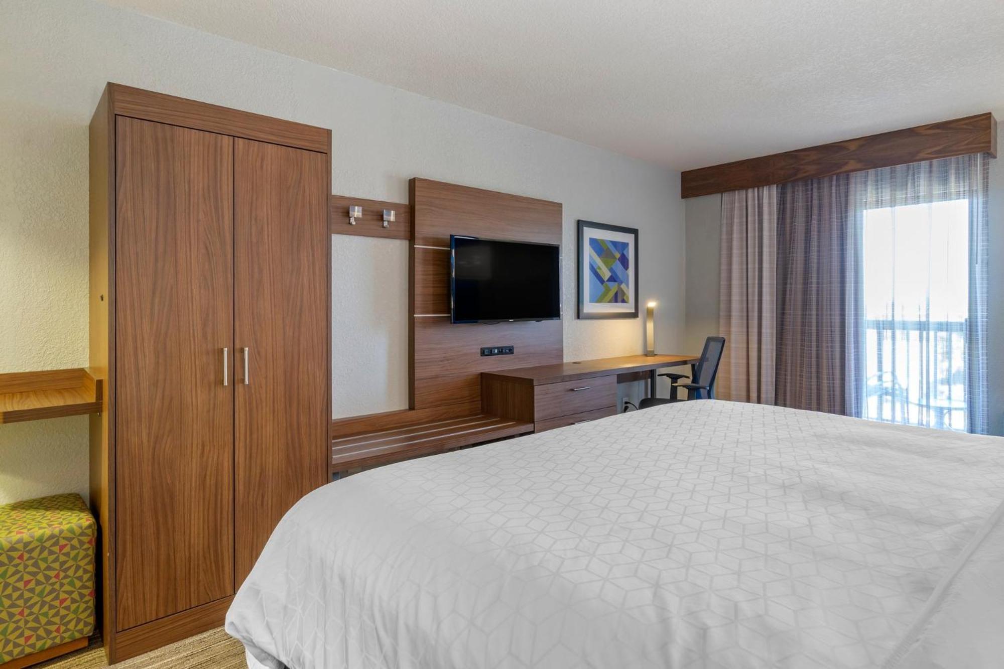 Standard King Room with Balcony and City View