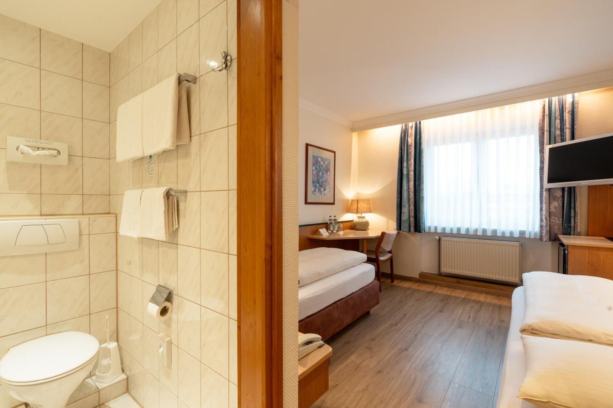 Kleine Tweepersoonskamer met 2 Aparte Bedden