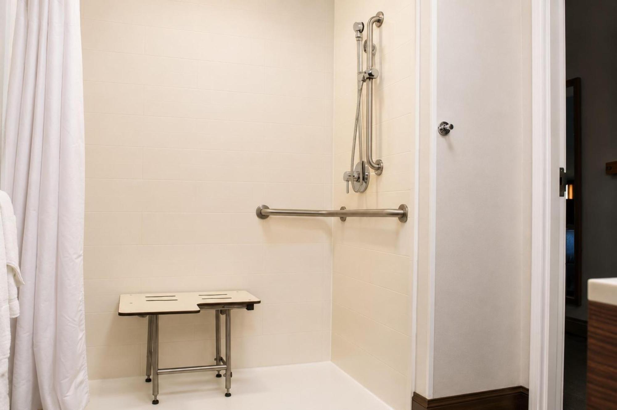 King Room with Shower - Mobility Access/Non-Smoking
