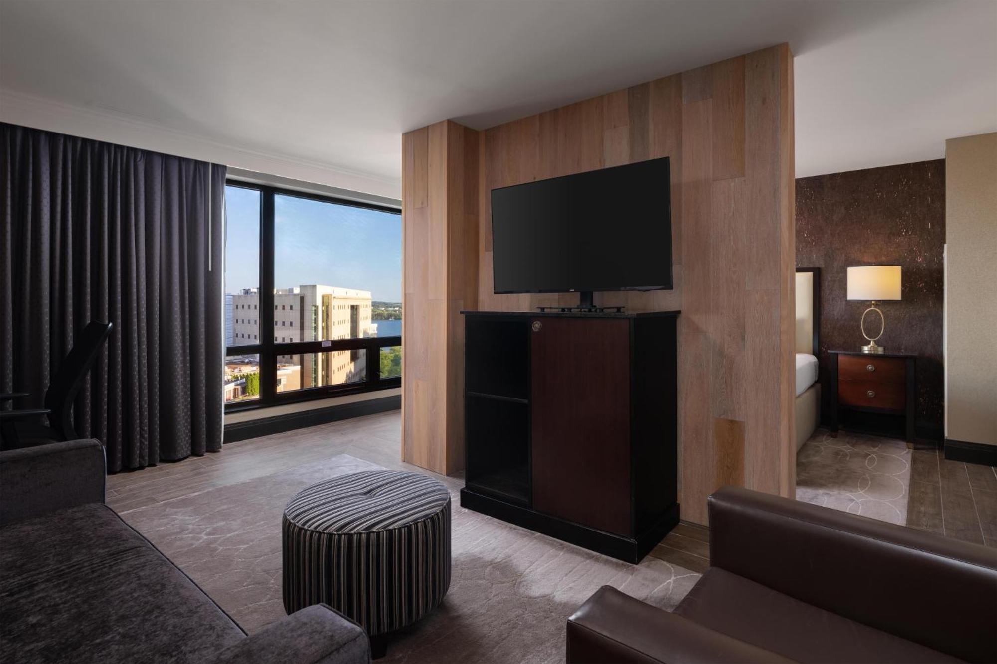 Signature Suite,1770525107:JPEG