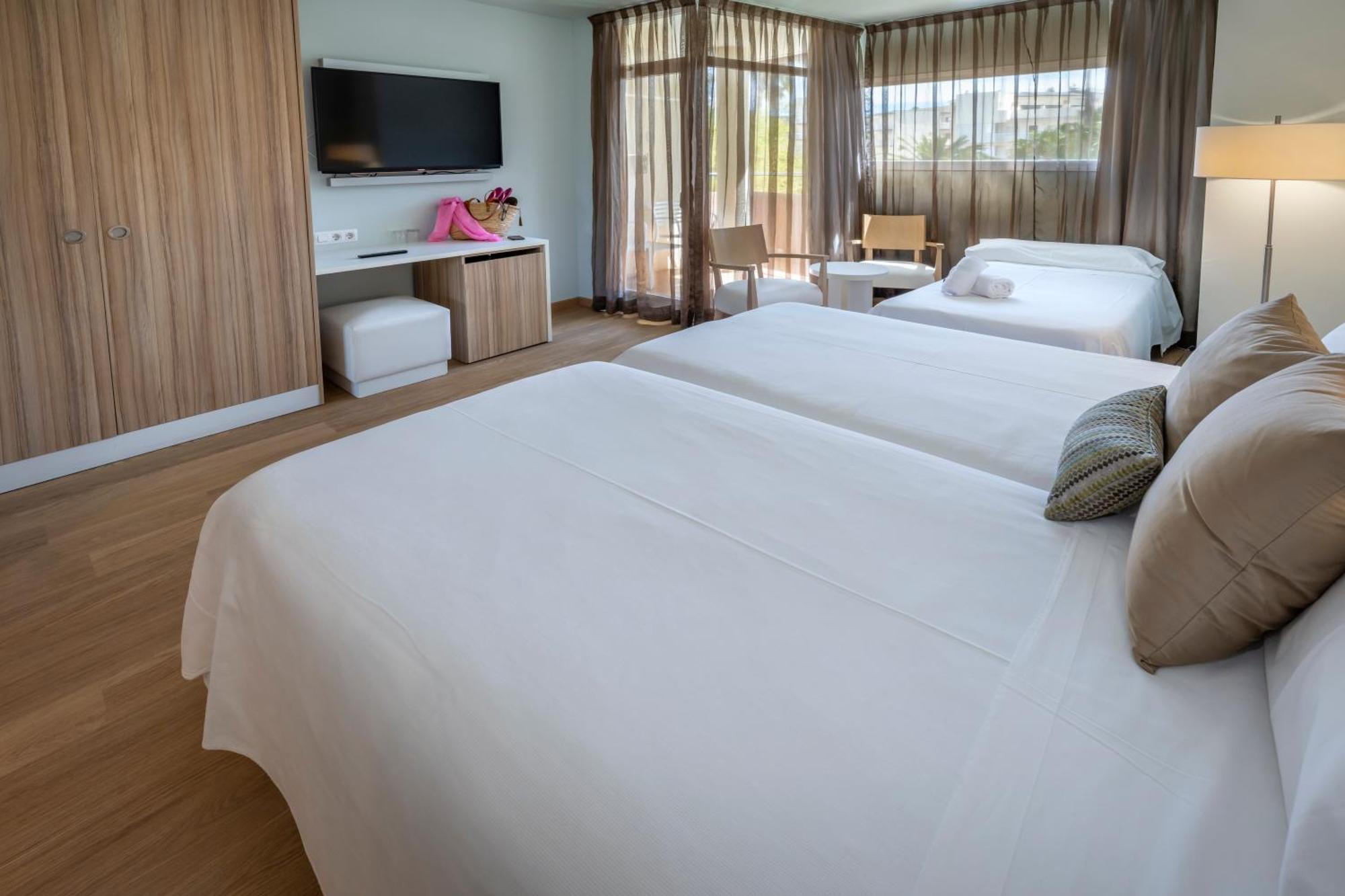 Habitación Triple con vistas al jardín (2 adultos + 1 niño)