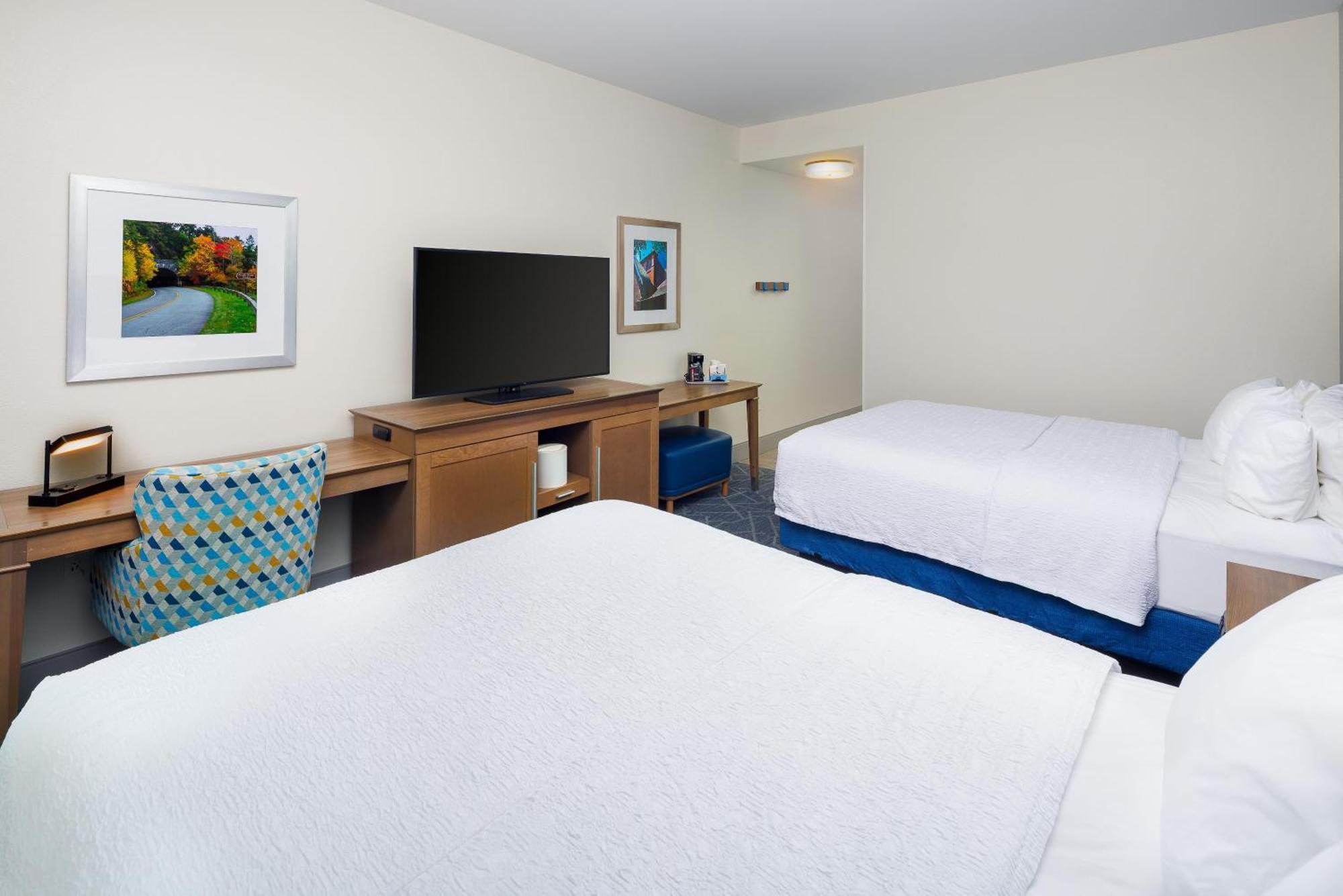Queen Room Two Queen Beds Hearing Access or Non-Smoking