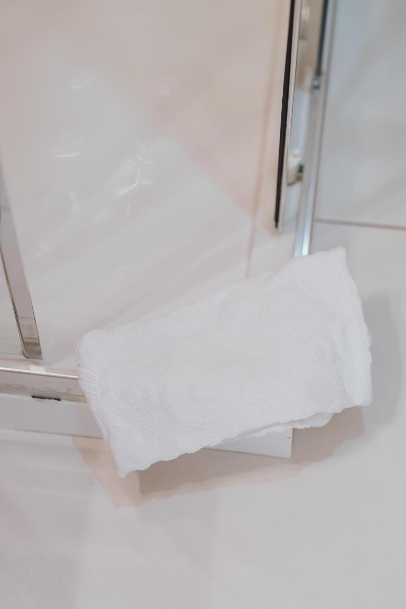 Quarto com 2 Camas de Solteiro e Banheiro Privativo