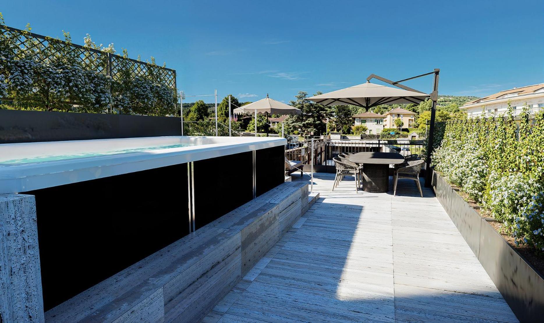 Hébergement Familiale 4 Deluxe avec 2 Terrasses et une Petite Piscine - Vue sur Lac