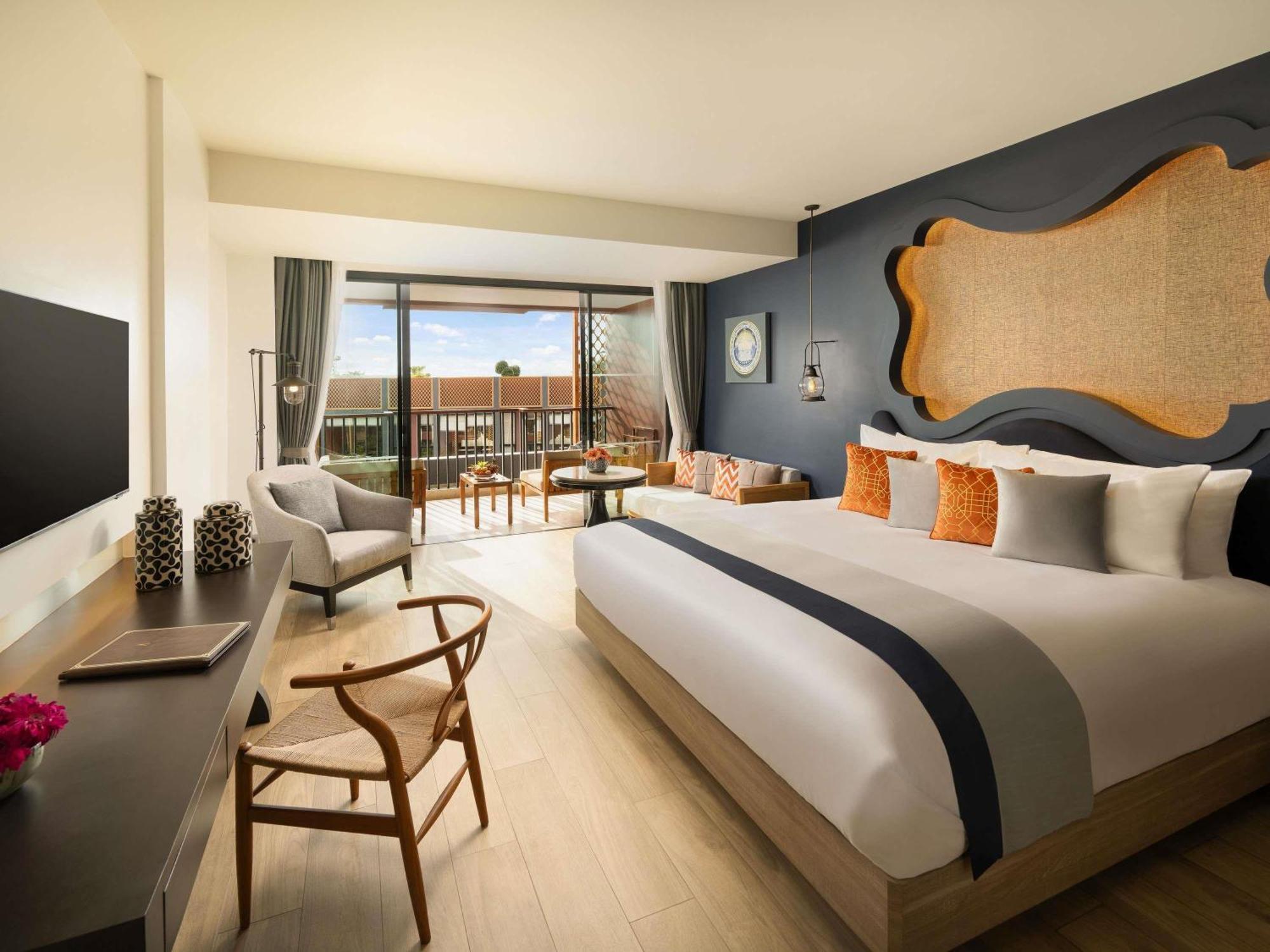 Deluxe Room 1 King bed – Pool View