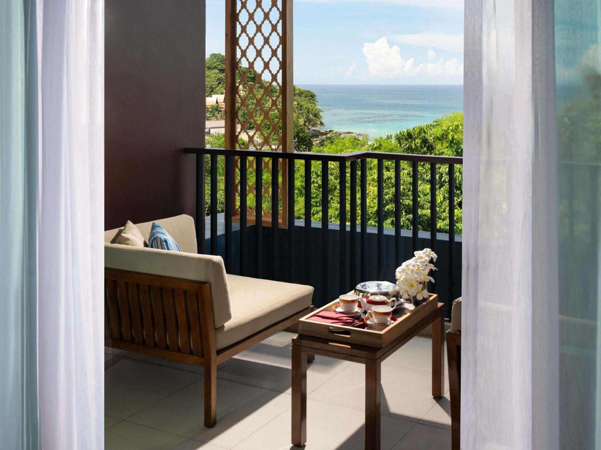 Premier Room Sea View 1 King Bed Balcony