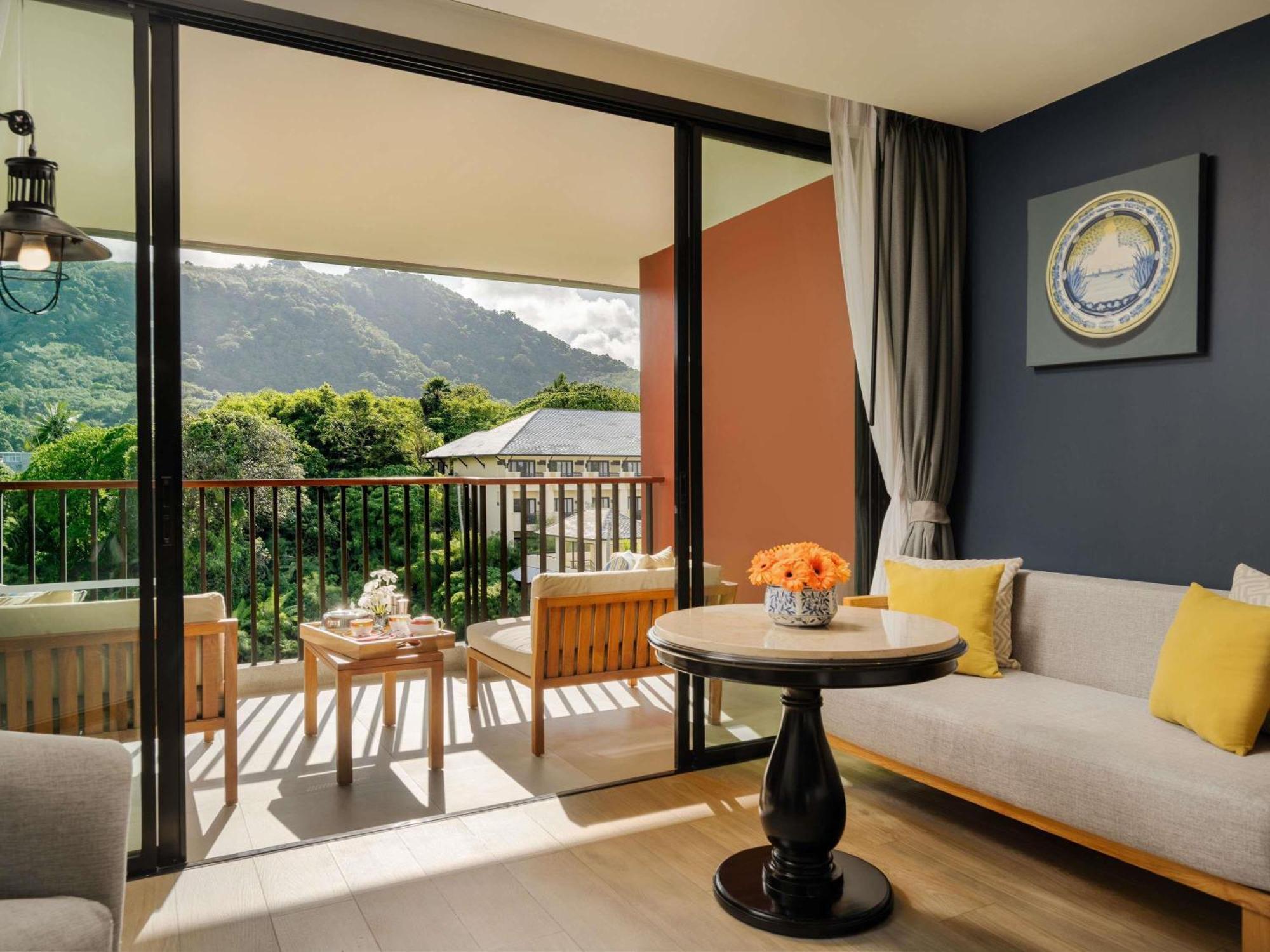 Deluxe Room Mountain View 1 King Bed Balcony