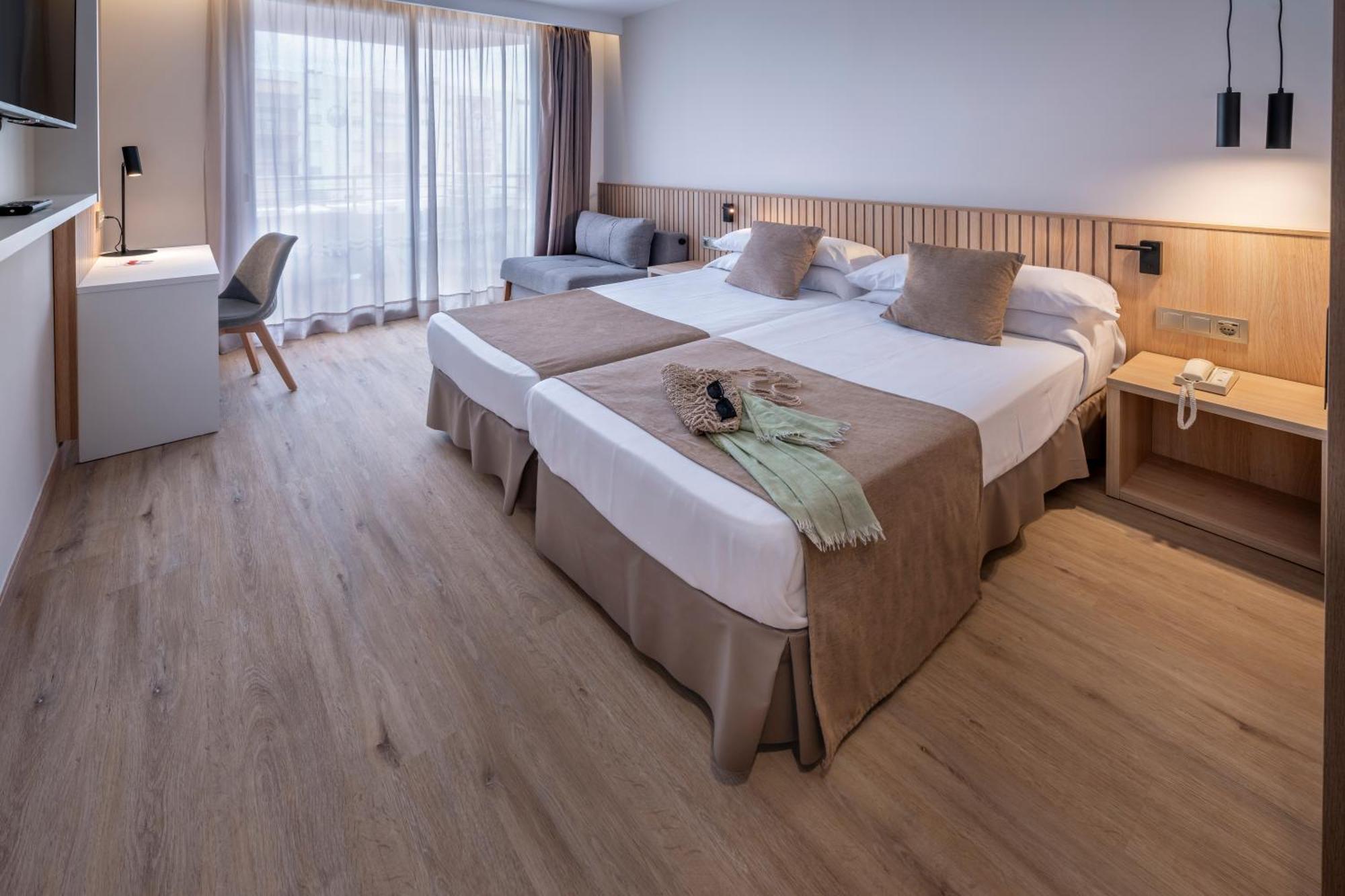 Vierbettzimmer mit Balkon