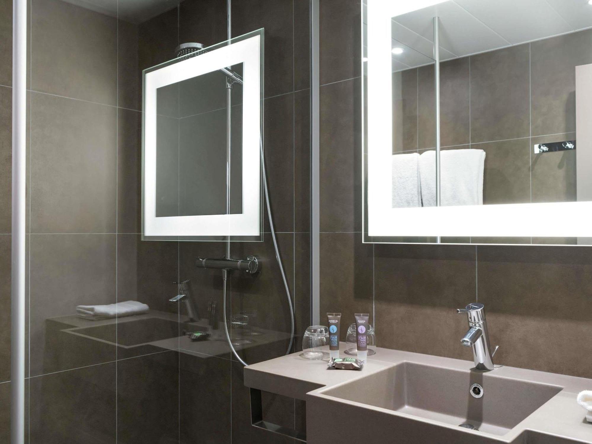 Chambre Lit Queen-Size Supérieure - Accessible aux Personnes à Mobilité Réduite