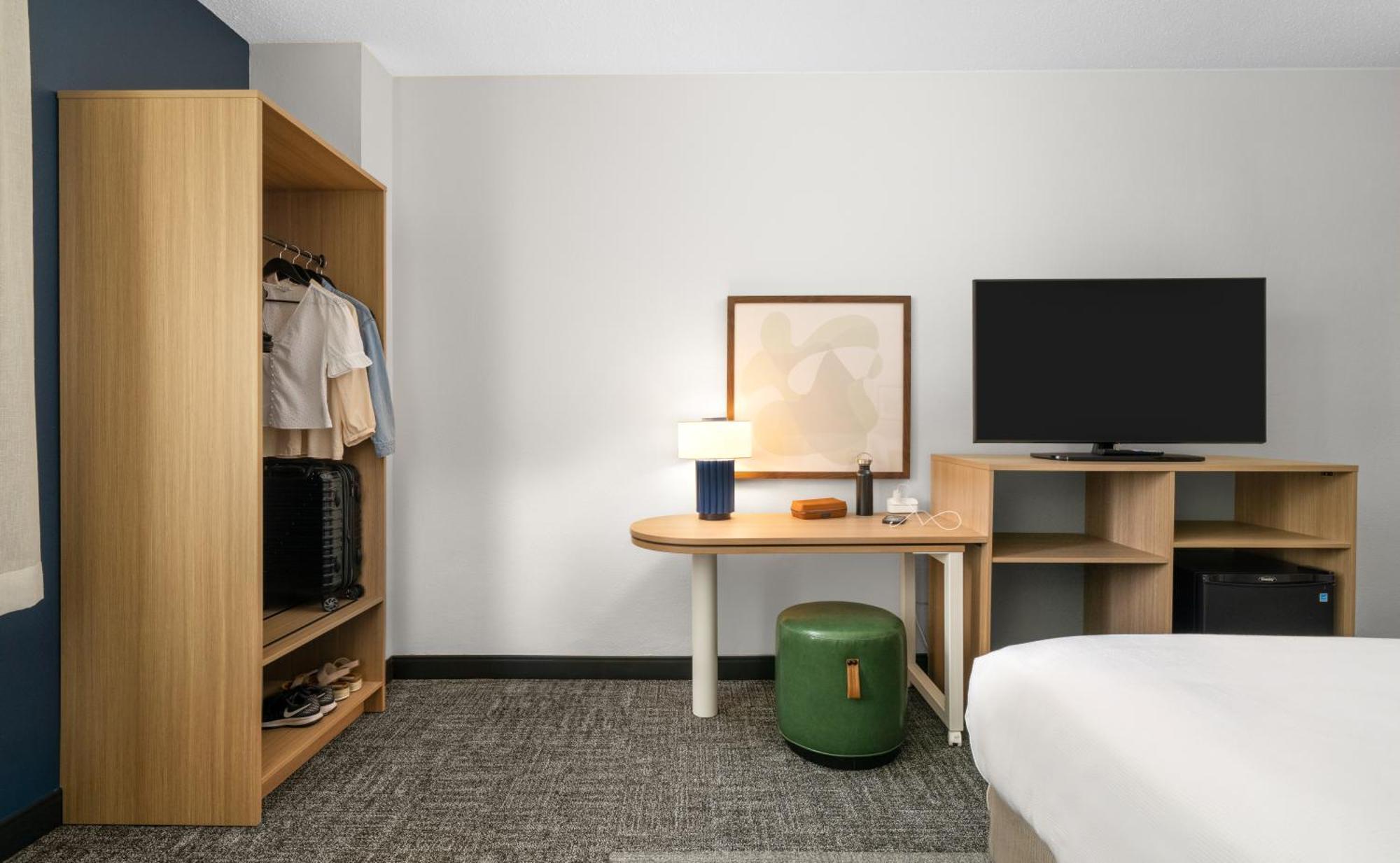 King Room with Roll-In Shower - Mobility Access