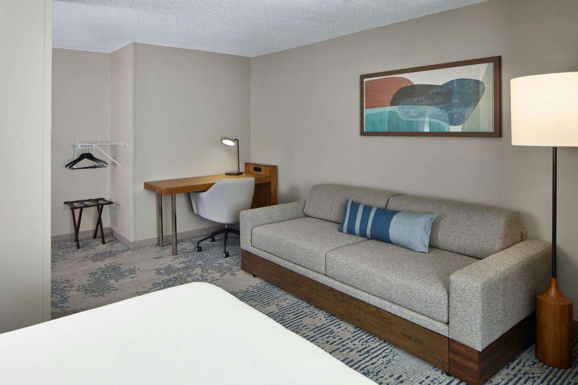 Queen Suite with Bathtub and Trundle Sofa - Mobility Access/Hearing Accessible