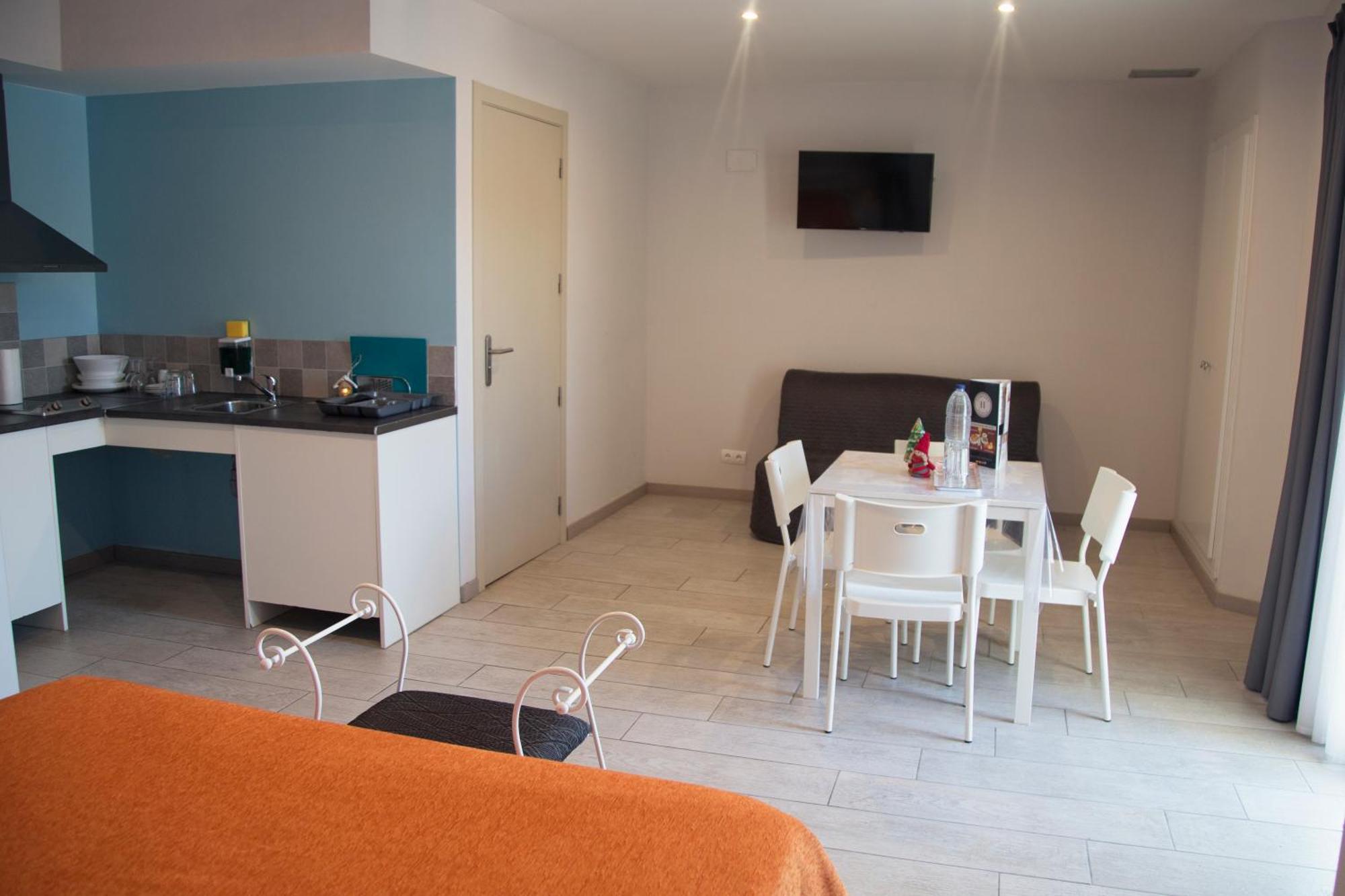 Estudio con balcón