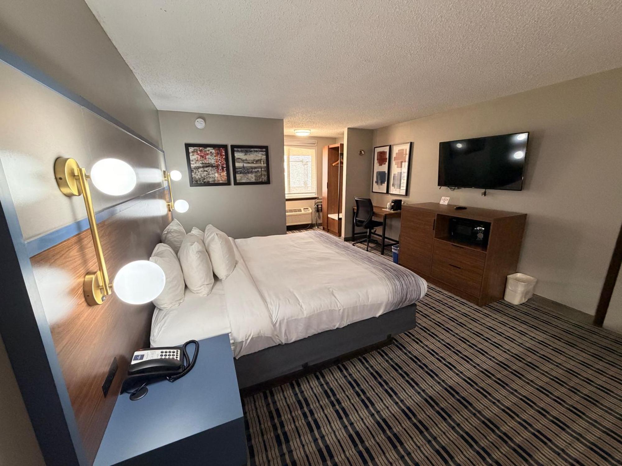 King Room with Pool View - Non-Smoking