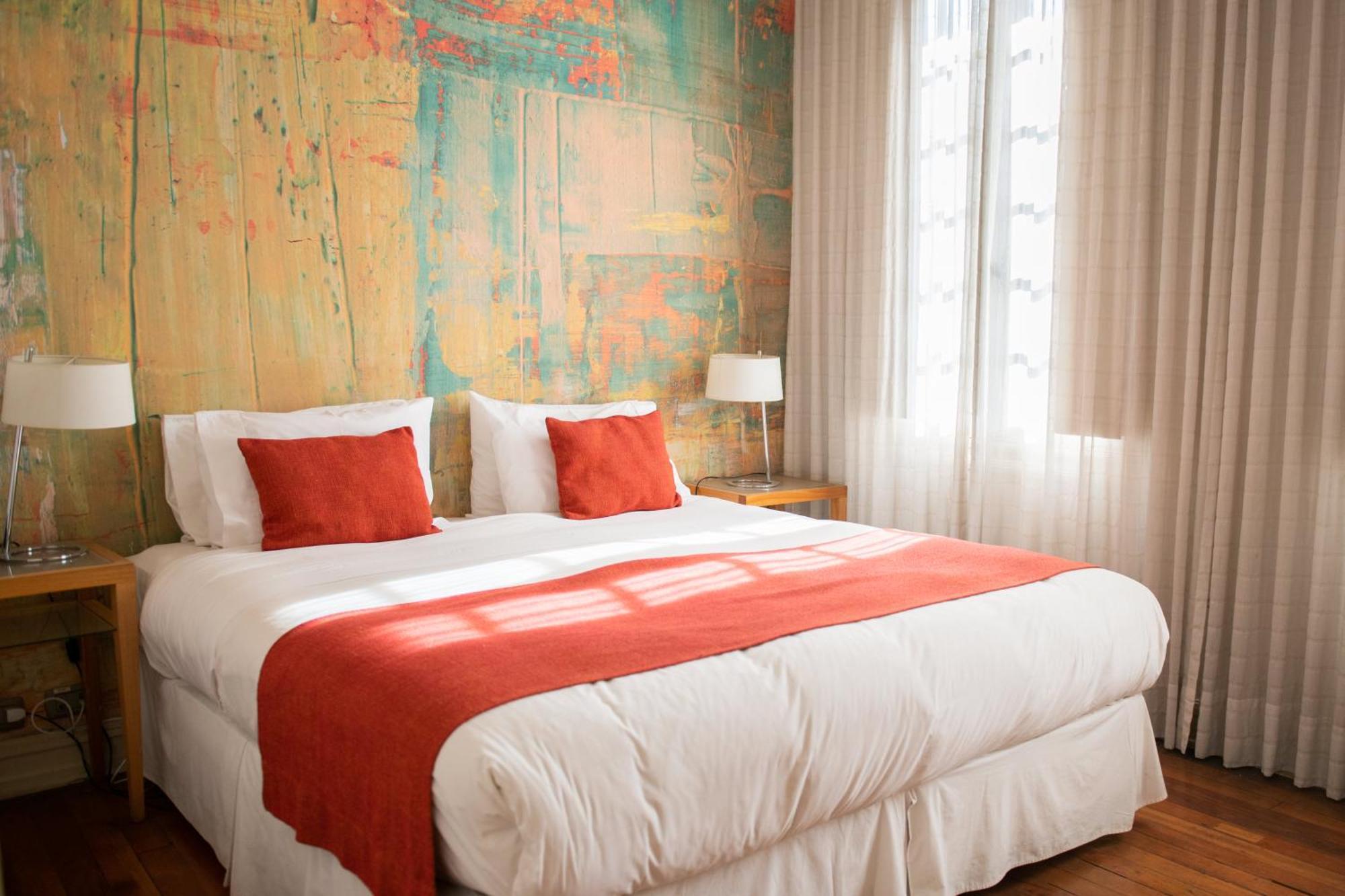 Habitación con cama grande y vistas al jardín