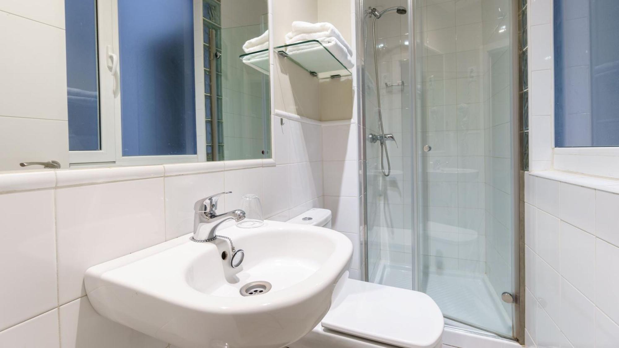 Dreibettzimmer mit Straßenblick