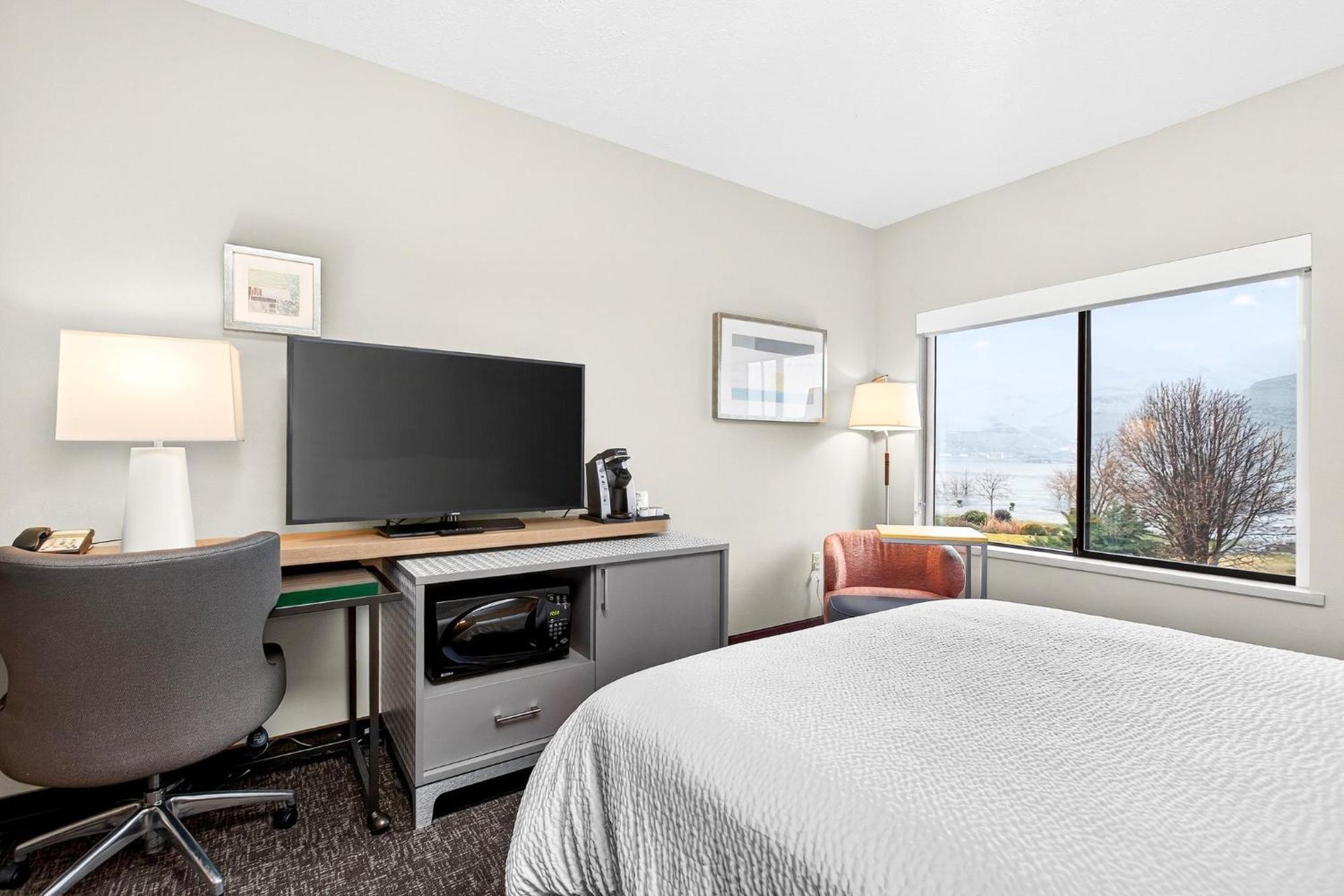Standard King Room with River View