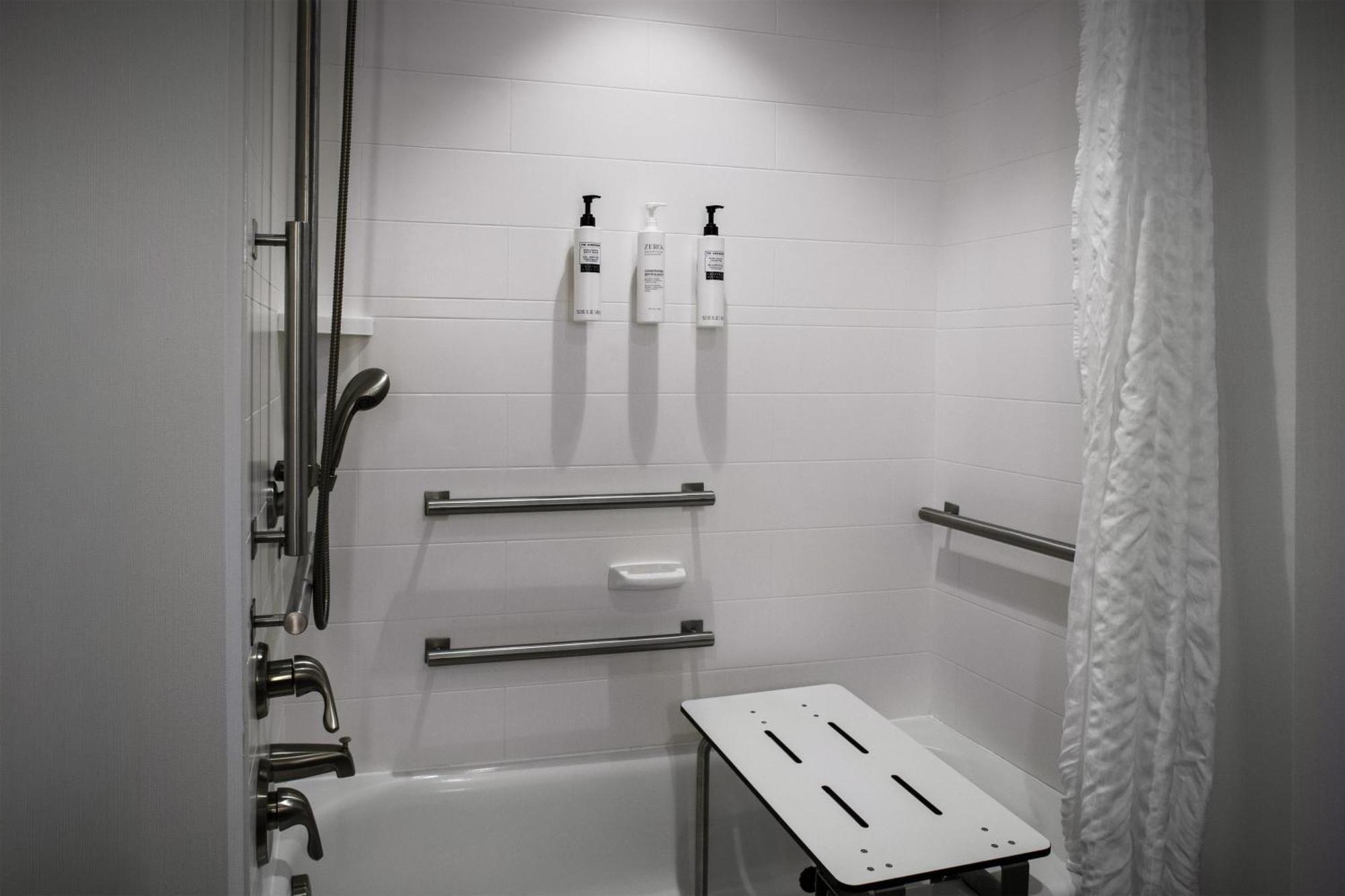 King Room Accessible Tub Mobility Access,1773959608:JPEG