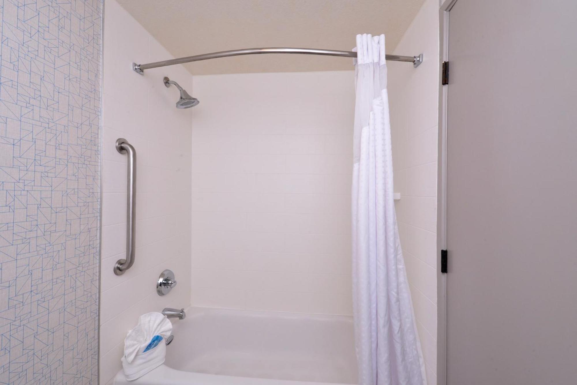 King Room with Shower - Communications/Mobility Accessible