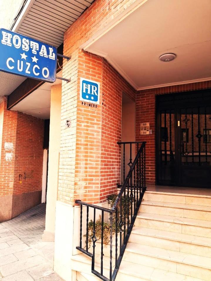 Habitación con cama grande