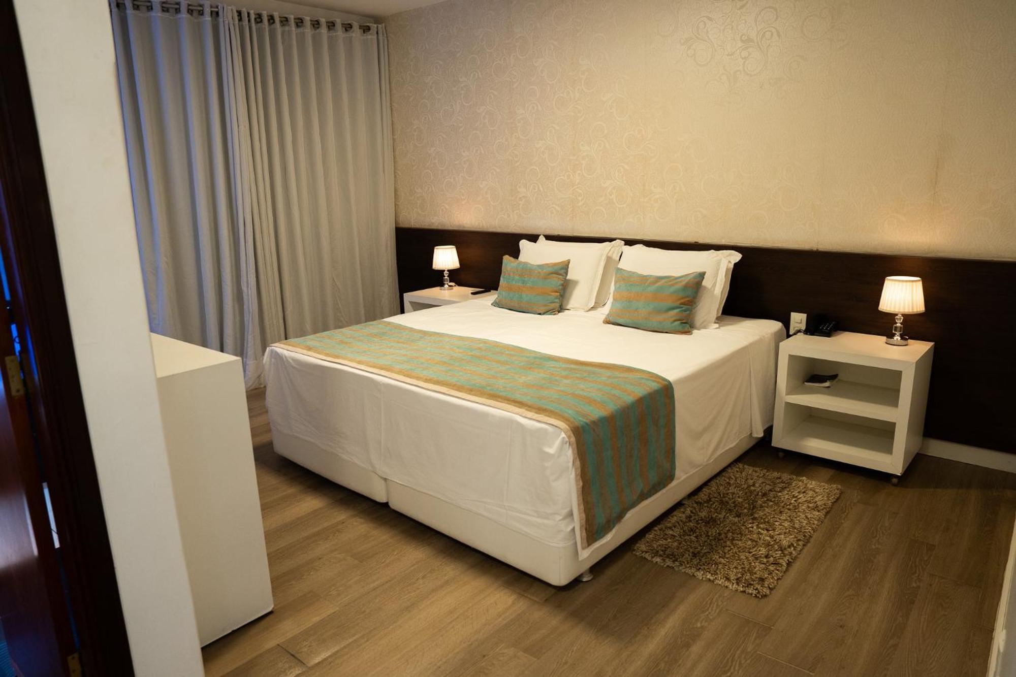 Suíte com Cama King-size e Banheira de Hidromassagem