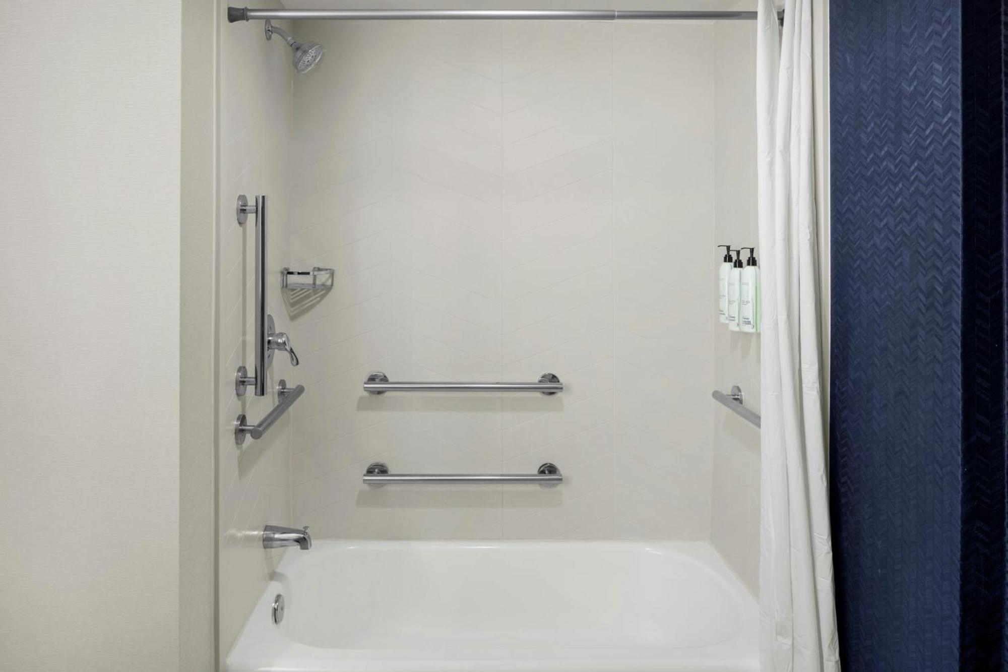 King Room Transfer Shower Bathtub Mobility Access