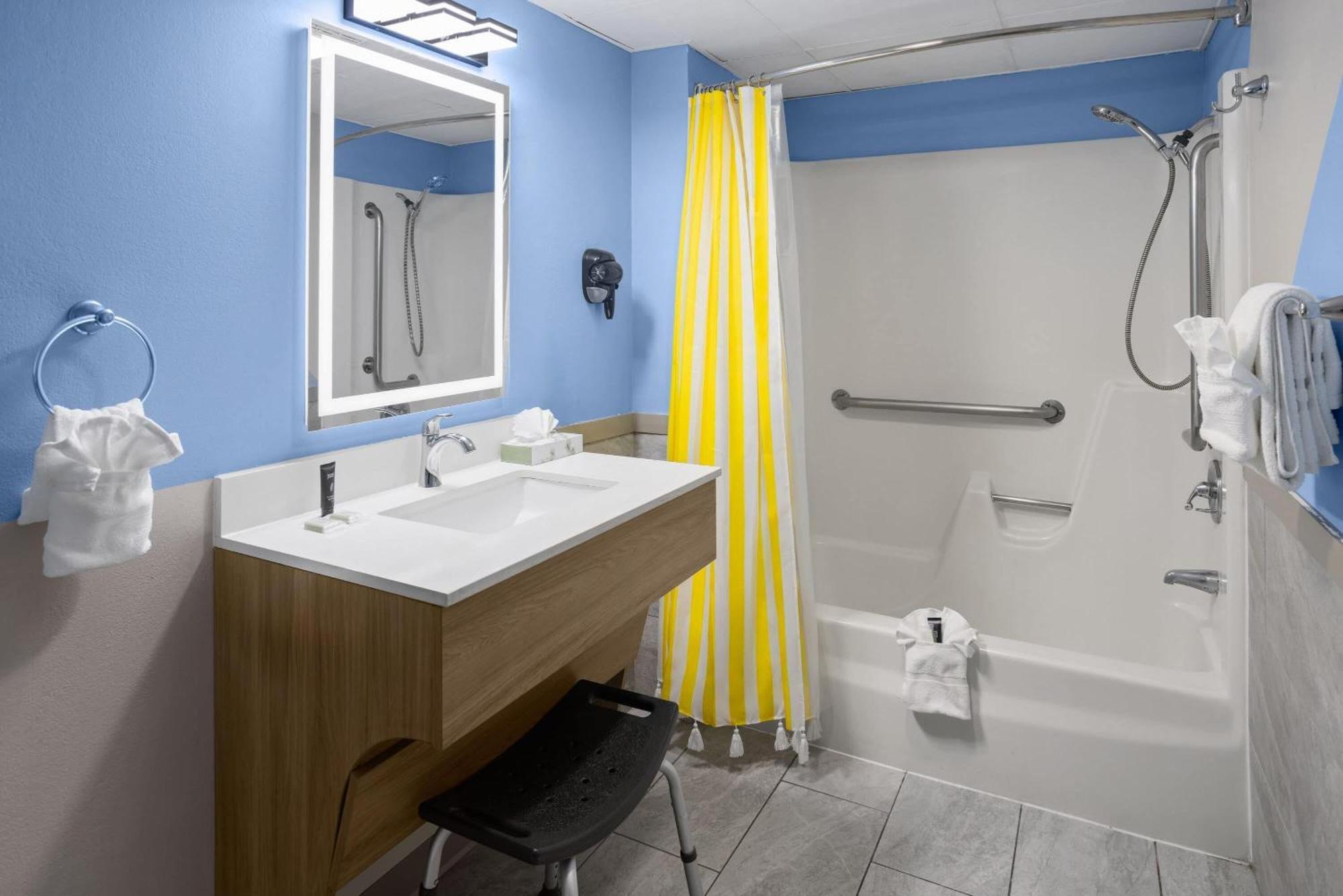 Queen Room Two Queen Beds Mobility Access Bathtub Grab Bars Non-Smoking