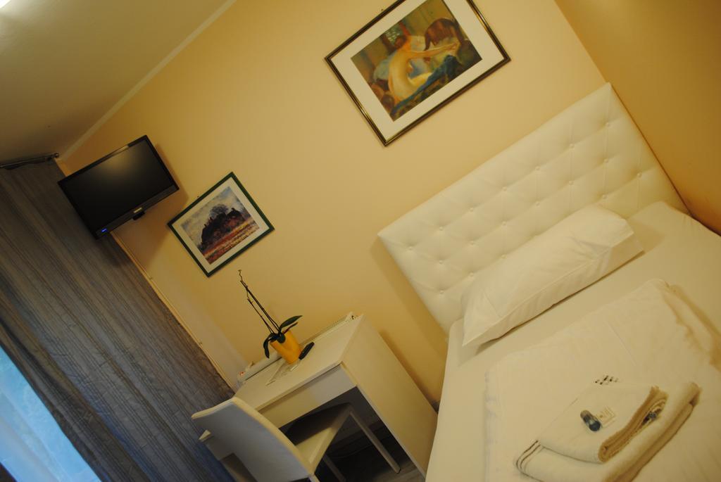 King Room with Roll-In Shower - Mobility Access/Non-Smoking,1692043508:JPEG