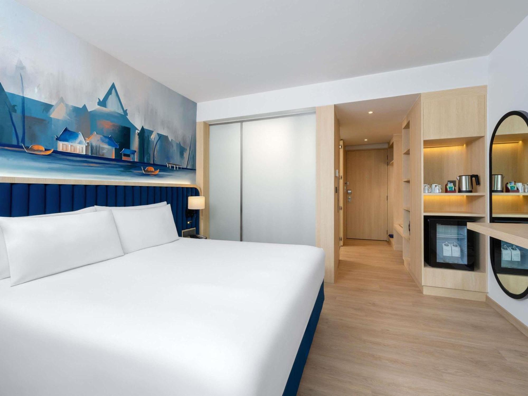 Superior King Room City View