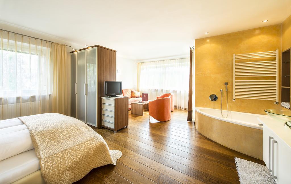 Suite Balcony,183575076:JPEG