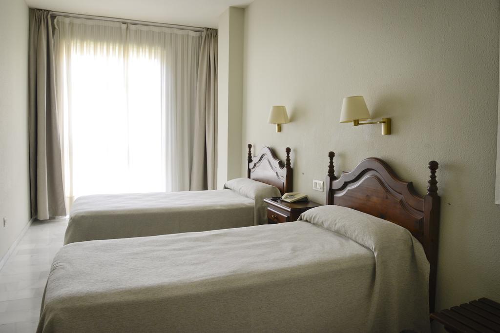 Quarto Familiar (2 Adultos + 2 Crianças)