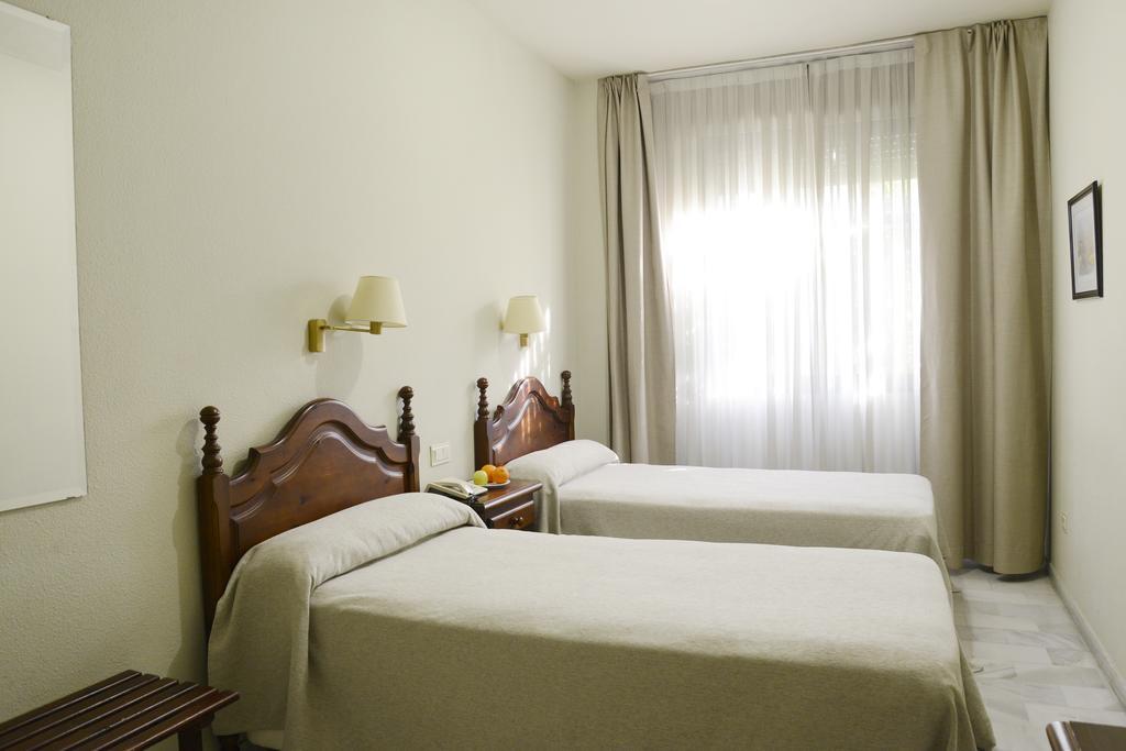 Quarto Familiar (2 Adultos + 1 Criança)