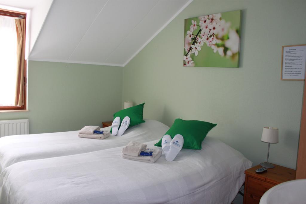 Twin Room with Shared Bathroom,191056732:JPEG