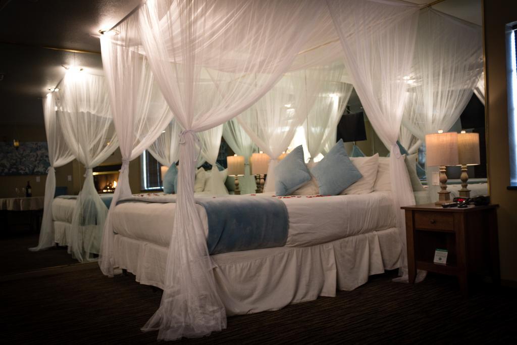 Honeymoon Suite,707098084:JPEG
