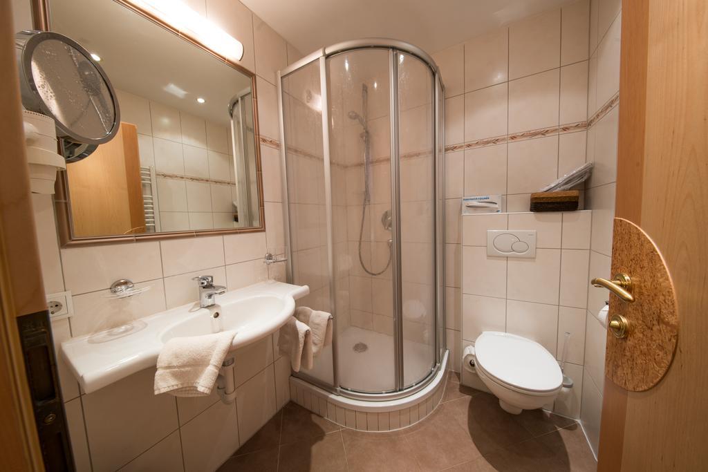 Comfort-Dreibettzimmer mit Balkon und Bergblick