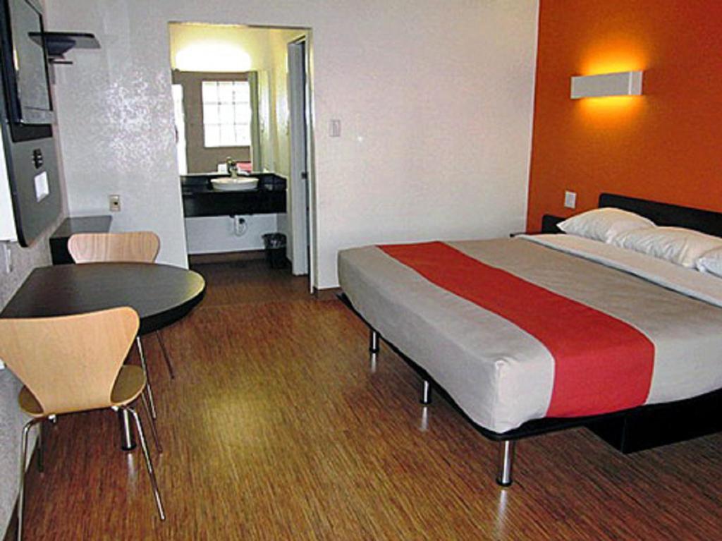 King Room - Disability Access - Non-Smoking