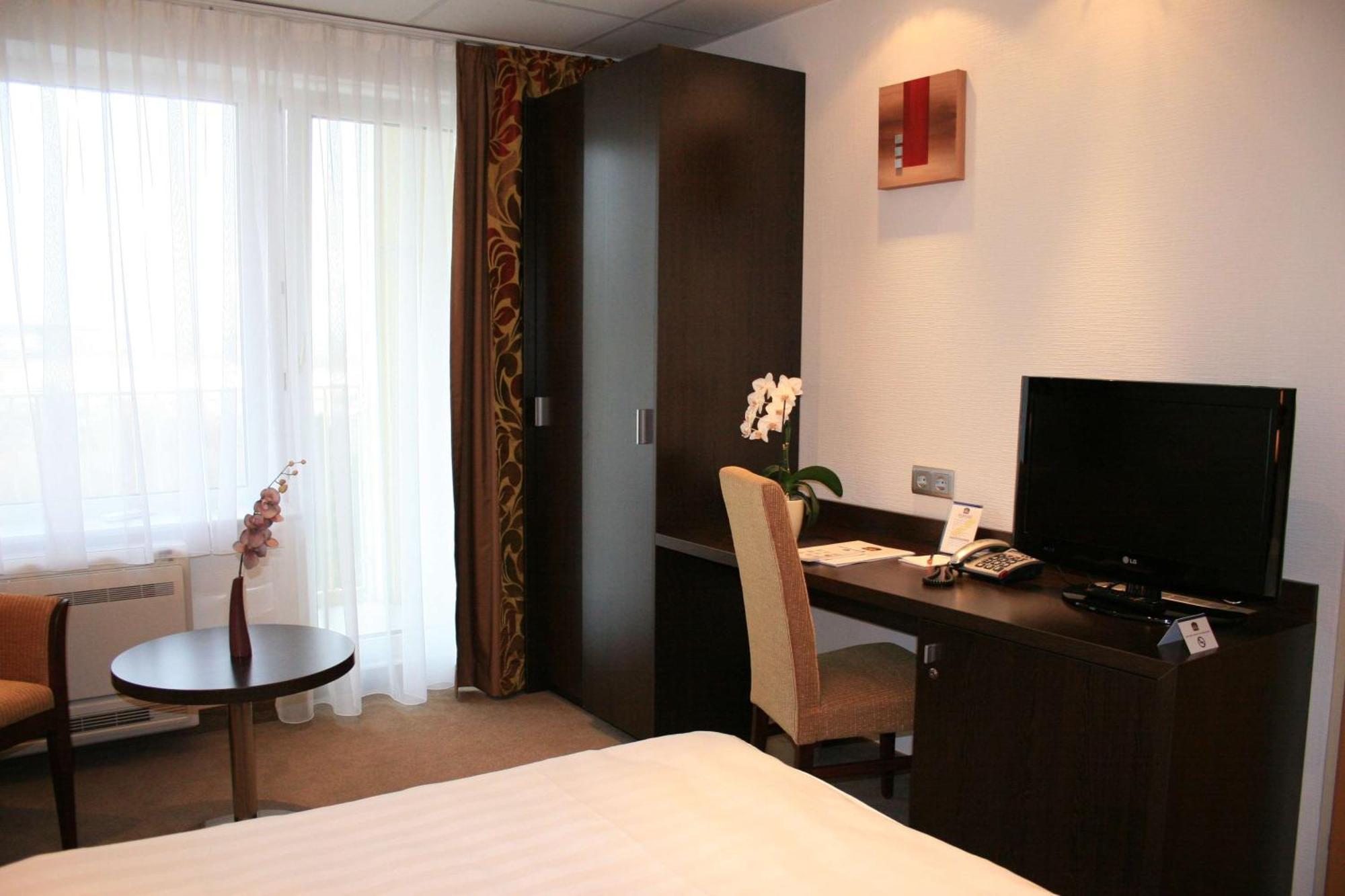 Queen Room with Queen Bed,702576457:JPEG