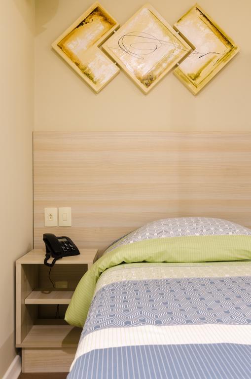 Quarto Econômico com 2 Camas de Solteiro