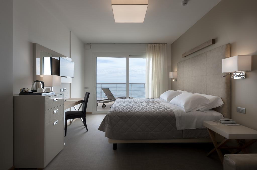Deluxe Double or Twin Room Sea View,215492189:JPEG