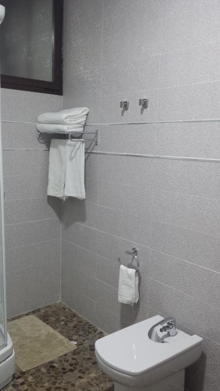 Habitación con cama extragrande y bañera de hidromasaje